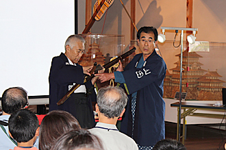 松本城鉄砲蔵見学会で火縄銃の説明をする松本城鉄砲隊員